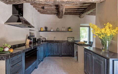 Villa Piuma: Keuken, Countertop, Interieur Ontwerp, Flooring, Hout, Meubilair, Cabinetry, Toestel Van De Keuken, Verdieping, Huis