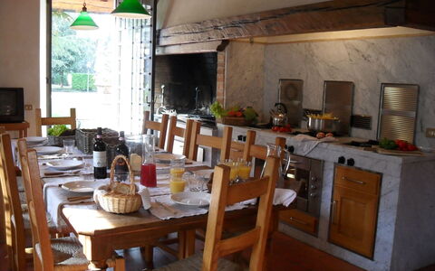 Villa Antonella: Meubilair, Hout, Keuken, Interieur Ontwerp, Keuken En Eettafel, Tafel, Flooring, Countertop, Stoel, Plafond