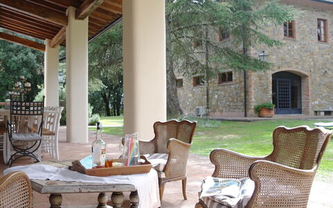 Villa Antonella: Meubilair, Hout, Stoel, Buitenmeubels, Tafel, Schaduw, Tuin, Buitentafel, Patio, Outdoor Structuur