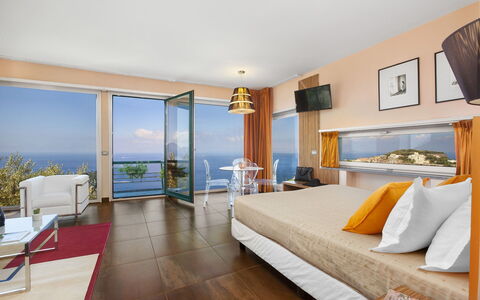 Villa Liliana: Meubilair, Interieur Ontwerp, Flooring, Verdieping, Tafel, Bed, Stoel, Plafond, Slaapkamer, Kamer