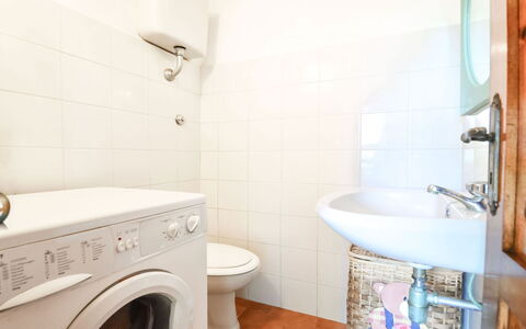Villa Campanella: Flooring, Verdieping, Loodgieterswerkinrichting, Interieur Ontwerp, Badkamer, Toilet, Wc Bril, Wasmachine, Plafond, Kamer
