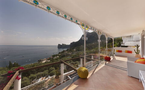 Villa Nerano: Meubilair, Stoel, Toevlucht, Balkon, Kust, Eco Hotel, Kamerplant, Villa, Baai, Bloempot