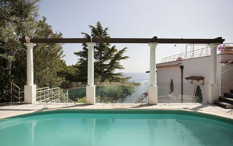 Villa Nerano: Samengesteld Materiaal, Kolom, Leuning, Schaduw, Zwembad, Outdoor Structuur, Balkon, Baluster, Trap