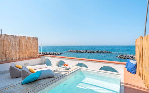 Villa Luce: Blauw, Zee, Oceaan, Toevlucht, Schaduw, Kust, Strand, Buitenmeubels, Hotel, Zwembad