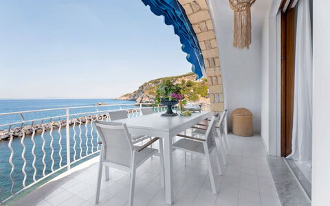 Villa Luce: Zee, Meubilair, Oceaan, Stoel, Buitenmeubels, Kust, Toevlucht, Balkon, Keuken En Eettafel, Restaurant