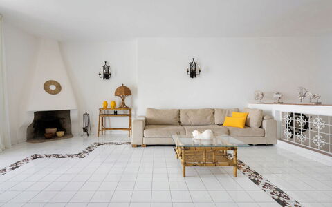 Villa Luce: Flooring, Meubilair, Verdieping, Interieur Ontwerp, Muur, Woonkamer, Verlichting, Bankstel, Kamer, Huis