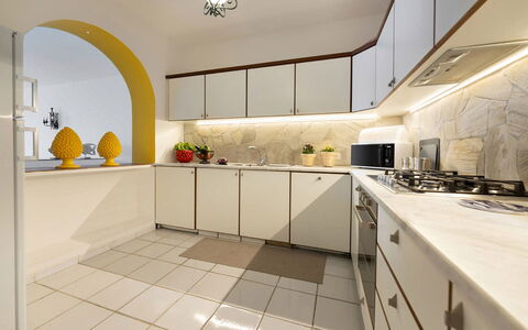 Villa Luce: Keuken, Interieur Ontwerp, Flooring, Countertop, Cabinetry, Toestel Van De Keuken, Plafond, Verlichting, Verdieping, Major Appliance