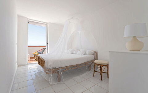 Villa Luce: Slaapkamer, Verdieping, Interieur Ontwerp, Flooring, Bed, Meubilair, Huis, Bedding, Laken, Appartement