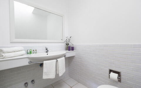 Villa Luce: Loodgieterswerkinrichting, Interieur Ontwerp, Flooring, Badkamer, Wastafel In De Badkamer, Verdieping, Wastafel, Kraan, Loodgieter