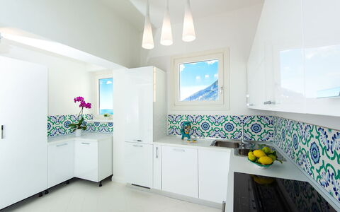 Villa Limoncello: Blauw, Interieur Ontwerp, Flooring, Keuken, Countertop, Verdieping, Wastafel, Kraan, Plafond, Cabinetry