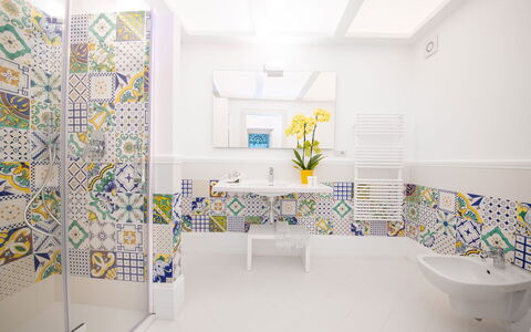 Villa Limoncello: Flooring, Interieur Ontwerp, Verdieping, Tegel, Plafond, Loodgieterswerkinrichting, Mozaïek, Badkamer, Kraan