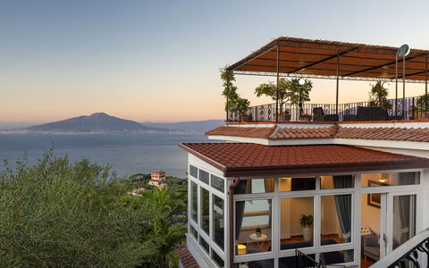 Villa Flora: Balkon, Huis, Veranda, Eco Hotel, Toevlucht, Stoel, Villa, Outdoor Structuur, Badplaats, Kamerplant