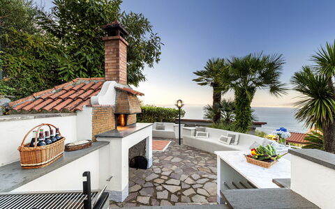 Villa Flora: Huis, Stoel, Tuin, Bloempot, Tegel, Schaduw, Kamerplant, Landscaping, Ontwerp, Patio