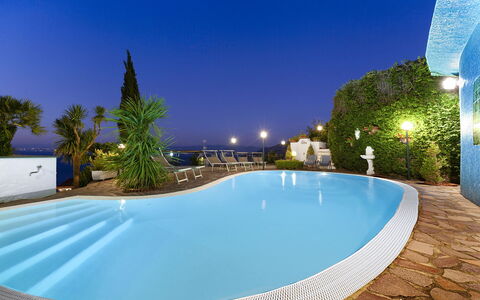 Villa Flora: Blauw, Zwembad, Toevlucht, Zee, Eco Hotel, Hotel, Buitenmeubels, Badplaats, Paraplu
