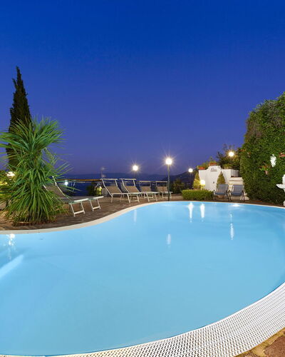 Villa Flora: Blauw, Zwembad, Toevlucht, Zee, Eco Hotel, Hotel, Buitenmeubels, Badplaats, Paraplu