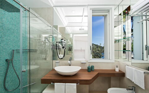 Villa Ribes: Interieur Ontwerp, Badkamer, Loodgieterswerkinrichting, Wastafel In De Badkamer, Wastafel, Flooring, Verdieping, Kraan, Spiegel, Loodgieter