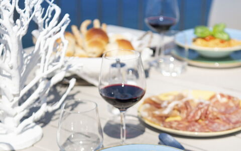 Villa Gilda: Voedsel, Tableware, Dishware, Drinkware, Serveware, Tafel, Ingrediënt, Bord, Glaswerk, Meubilair