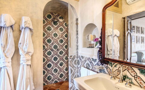 Villa Positano: Interieur Ontwerp, Flooring, Verdieping, Deur, Tegel, Loodgieterswerkinrichting, Badkamer, Gieten, Ontwerp, Beits