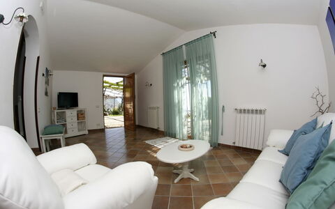 Villa Sant'Agata: Meubilair, Flooring, Verdieping, Interieur Ontwerp, Plafond, Verlichting, Stoel, Kamer, Woonkamer, Bankstel