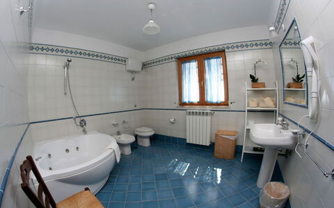 Villa Sant'Agata: Loodgieterswerkinrichting, Flooring, Interieur Ontwerp, Verdieping, Badkamer, Kraan, Loodgieter, Wastafel, Bad, Kamer