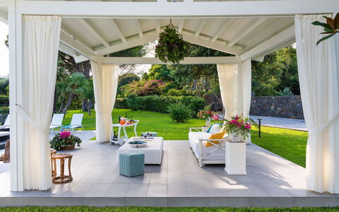 Villa del Faro: Meubilair, Prieel, Buitenmeubels, Tuin, Schaduw, Stoel, Outdoor Structuur, Canopy, Paviljoen, Pergola