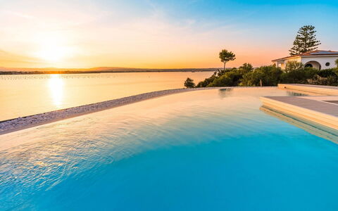 Villa Vernissage: Blauw, Water, Zwemwater, Horizon, Zee, Kust En Oceanic Landvormen, Oceaan, Zwembad, Meer, Kust