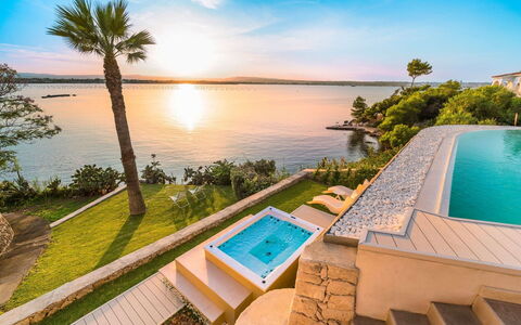 Villa Vernissage: Blauw, Water, Zwemwater, Zwembad, Kust En Oceanic Landvormen, Toevlucht, Kust, Zee, Meer, Vrije Tijd