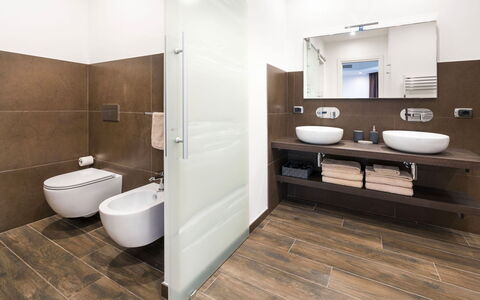 Villa Vernissage: Badkamer, Flooring, Interieur Ontwerp, Loodgieterswerkinrichting, Muur, Verdieping, Toilet, Wastafel, Wc Bril, Wastafel In De Badkamer