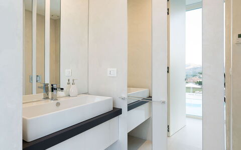 Villa Contemporanea: Interieur Ontwerp, Flooring, Muur, Verdieping, Loodgieterswerkinrichting, Badkamer, Hout, Plafond, Huis, Kraan