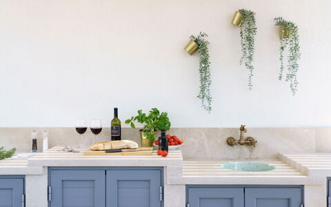 Villa Marzamemi: Keuken, Bloempot, Countertop, Kamerplant, Natuurlijk Materiaal, Kraan, Fles, Porselein, Fruit