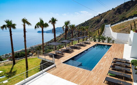 Villa Alcantara: Toevlucht, Zwembad, Eco Hotel, Hotel, Villa, Badplaats, Trap, Balkon, Ligstoel