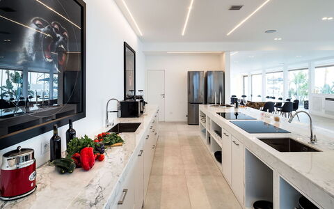 Villa Alcantara: Keuken, Interieur Ontwerp, Countertop, Flooring, Meubilair, Verdieping, Plafond, Verlichting, Cabinetry, Toestel Van De Keuken