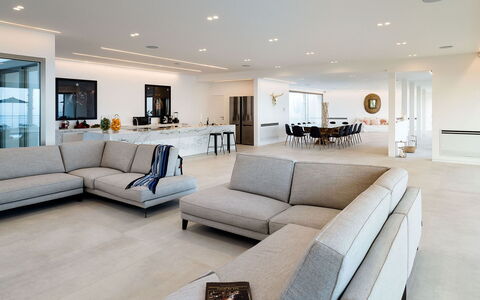 Villa Alcantara: Interieur Ontwerp, Bankstel, Meubilair, Flooring, Verdieping, Woonkamer, Huis, Tafel, Plafond