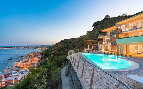Villa Taormina- Baya Bella: Kust, Zee, Toevlucht, Kust, Hotel, Badplaats, Zwembad, Strand, Badplaats, Villa