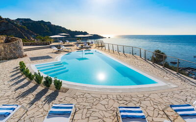 Villa Taormina- Baya Bella: Blauw, Water, Zwemwater, Zwembad, Kust En Oceanic Landvormen, Zee, Kust, Toevlucht, Strand, Buitenmeubels