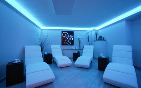 Villa Eline: Interieur Ontwerp, Plafond, Verlichting, Flooring, Verdieping, Woonkamer, Lichte Inrichting, Bankstel, Hotel