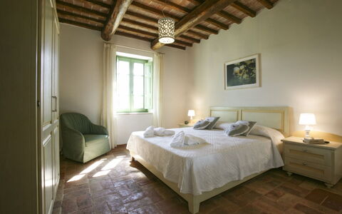 Villa Eline: Bed, Slaapkamer, Meubilair, Flooring, Laken, Bedding, Interieur Ontwerp, Verdieping, Huis, Bed Frame