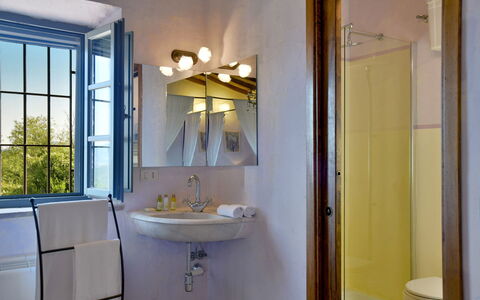 Villa Ginevra: Muur, Interieur Ontwerp, Wastafel In De Badkamer, Loodgieterswerkinrichting, Lichte Inrichting, Plafond, Verlichting, Huis, Badkamer, Verdieping