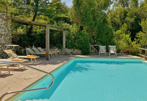 Villa Ginevra: Zwembad, Buitenmeubels, Meubilair, Toevlucht, Samengesteld Materiaal, Eco Hotel, Schaduw, Stoel, Ligstoel, Thermae