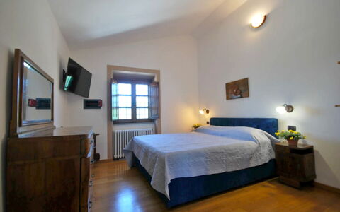 Villa Sarzana: Meubilair, Huis, Plafond, Slaapkamer, Lichte Inrichting, Bed Frame, Lamp, Bed, Fotolijst, Hardwood