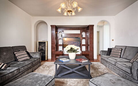 Tenuta le Selve: Meubilair, Interieur Ontwerp, Bankstel, Flooring, Verdieping, Woonkamer, Appartement, Plafond, Kamer, Huis
