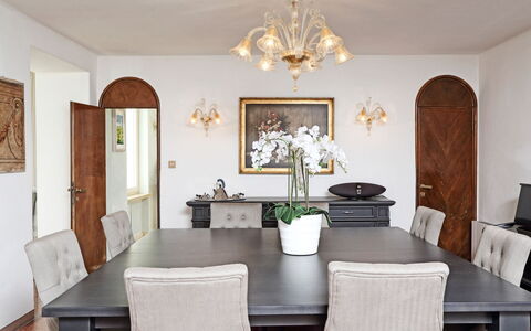 Tenuta le Selve: Meubilair, Interieur Ontwerp, Tafel, Muur, Flooring, Hout, Stoel, Eetkamer, Lichte Inrichting, Keuken En Eettafel