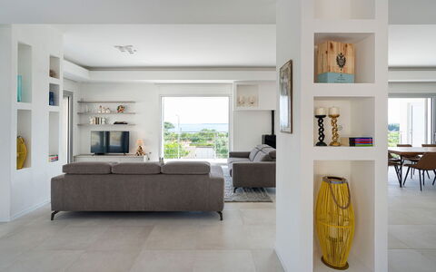 Villa Nina: Meubilair, Interieur Ontwerp, Muur, Flooring, Verdieping, Hout, Plafond, Woonkamer, Kamer, Huis