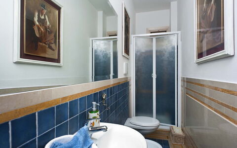 Villa Teresa: Flooring, Interieur Ontwerp, Verdieping, Loodgieterswerkinrichting, Tegel, Badkamer, Plafond, Loodgieter, Spiegel, Wastafel In De Badkamer