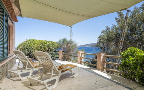 Villa Marciana: Meubilair, Buitenmeubels, Schaduw, Balkon, Stoel, Veranda, Buitentafel, Hek, Dek, Tropen