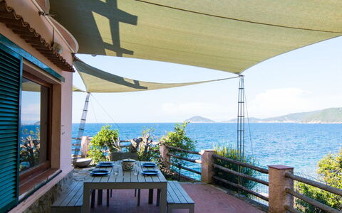 Villa Marciana: Zwemwater, Kust En Oceanic Landvormen, Zee, Meubilair, Kust, Schaduw, Oceaan, Buitenmeubels, Meer, Stoel