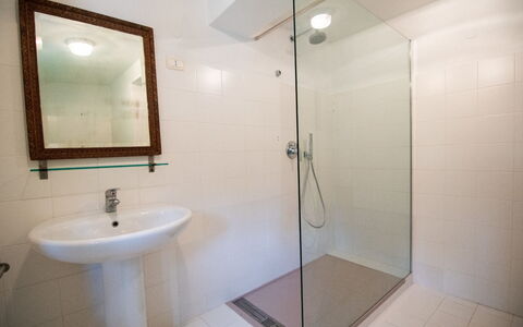 Villa Marciana: Badkamer, Loodgieterswerkinrichting, Flooring, Verdieping, Interieur Ontwerp, Wastafel In De Badkamer, Douche, Loodgieter, Douchekop, Kraan