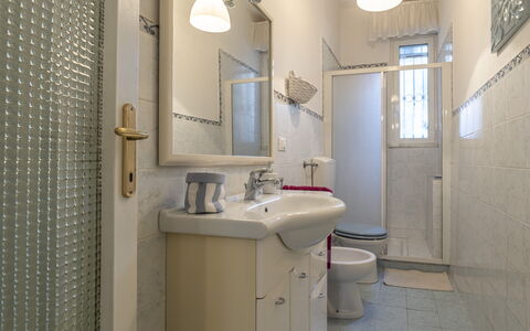 Casa Liliana Ac, Wifi, Forte Dei Marmi: Loodgieterswerkinrichting, Badkamer, Wastafel In De Badkamer, Flooring, Verdieping, Interieur Ontwerp, Wastafel, Toilet, Kraan, Loodgieter
