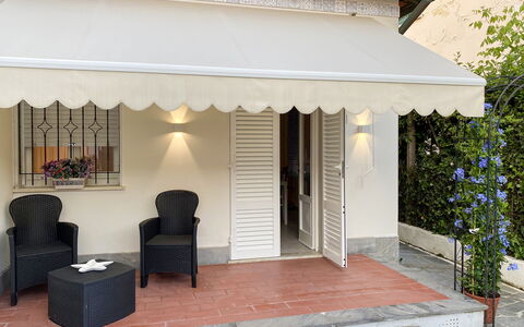 Casa Liliana Ac, Wifi, Forte Dei Marmi: Luifel, Deur, Bloempot, Schaduw, Outdoor Structuur, Kamerplant, Balkon, Veranda, Buitenmeubels, Canopy