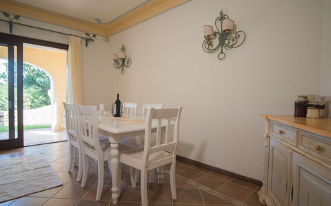 Porto Cervo Apartments Wifi And Ac: Meubilair, Interieur Ontwerp, Flooring, Hout, Verdieping, Tafel, Keuken En Eettafel, Eetkamer, Kamer, Stoel
